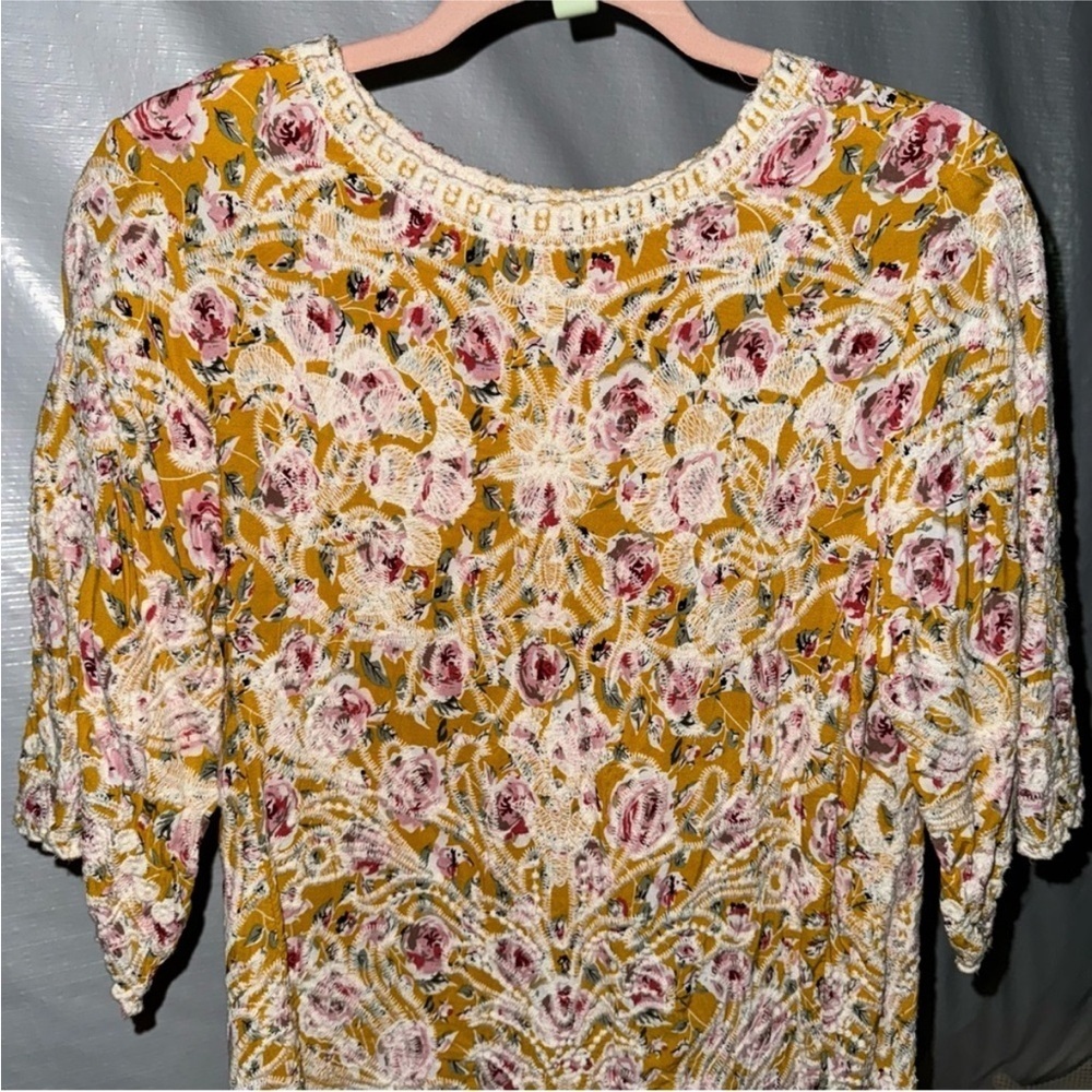 Floral Embroidered Women's Top - Picture 2 of 7
